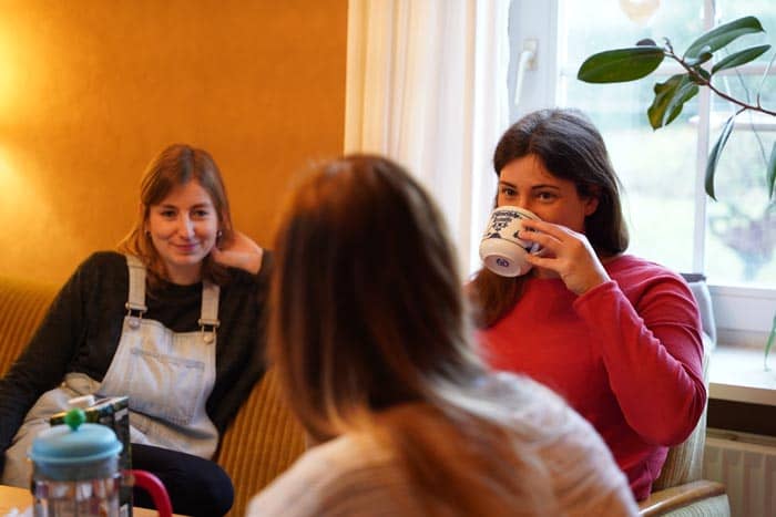 Eine Gruppe von Frauen unterhält sich